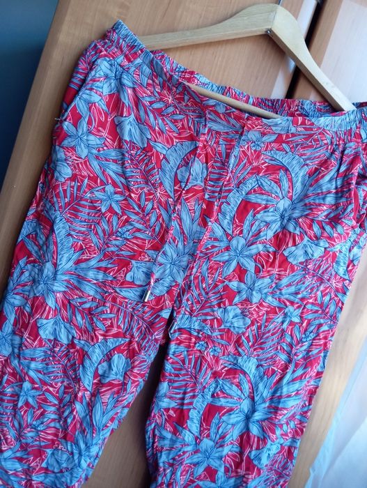 Spodnie w kwiaty z kieszeniami, primark