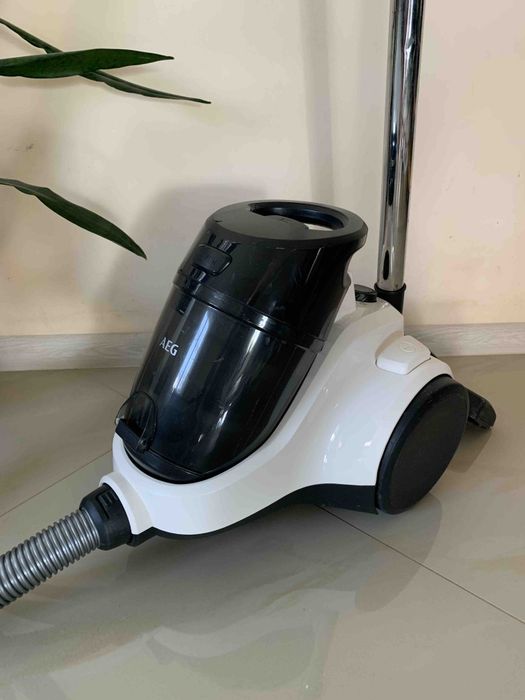 Продам пилосос AEG