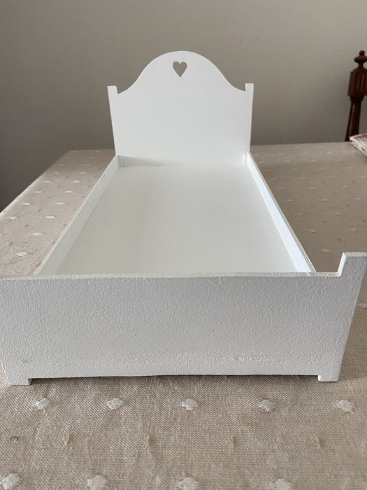 Cama de bonecas feita à mão