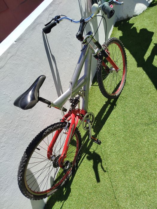 Duas bicicletas uma BTT e outra elopse 120E pra peças algumas funcionais  e leva carregador incluído a funcionar.