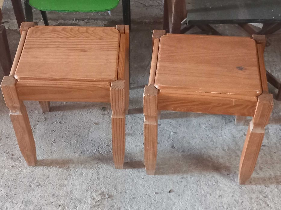 Funcionam como assentos banquetas quanto como mesas de apoio mesas de cabeceira ou laterais de pinho  Altura 45 Largura 40cm por 35cm