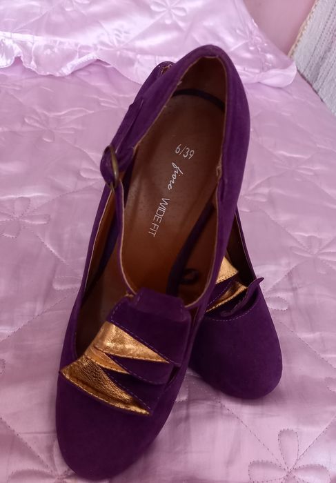 Śliczne buty aksamitne czółenka na obcasie szpilki fioletowe złote