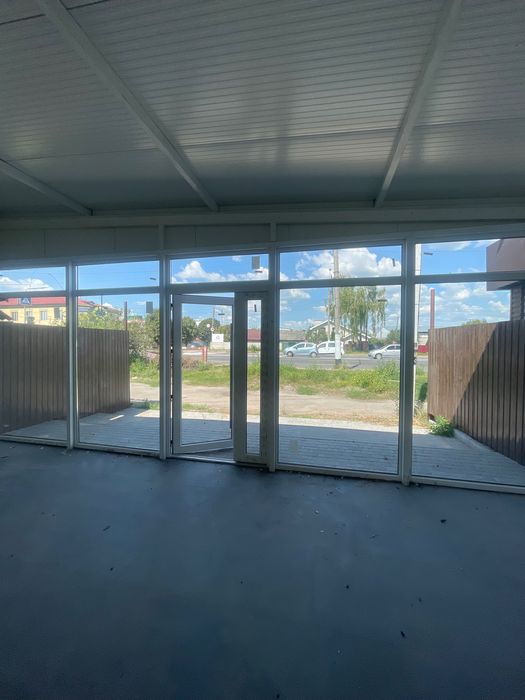 Продаж комерційного приміщення зі своєю землею