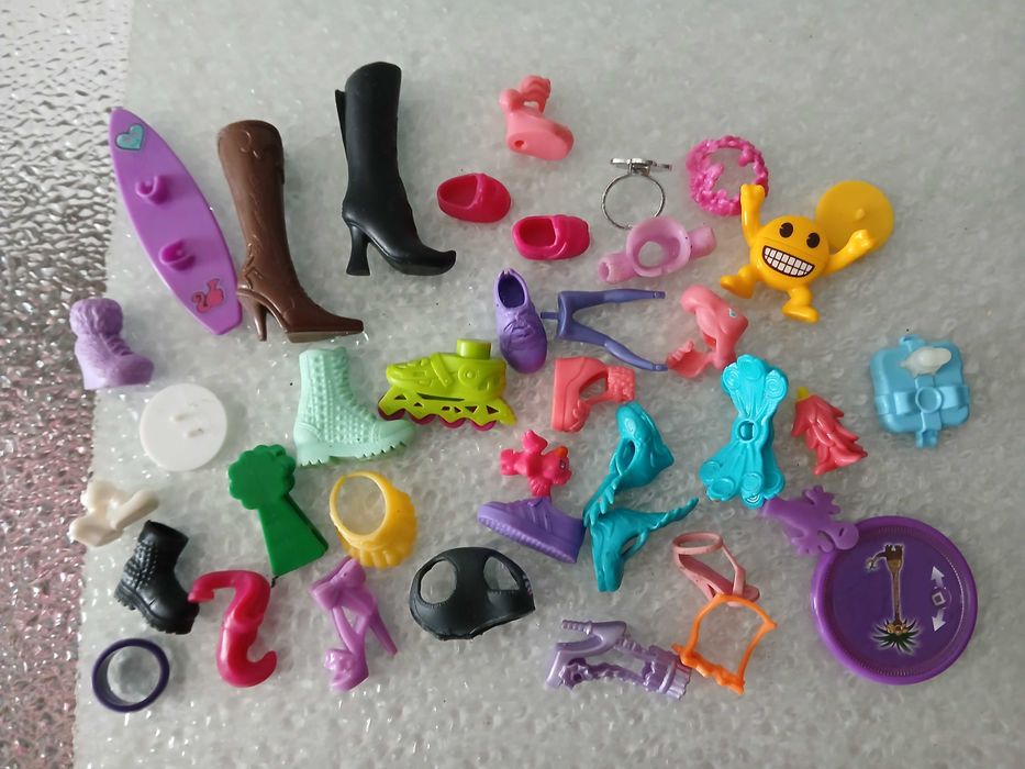 Zestaw akcesoria do lalki Barbie buty torebki spinki itp.