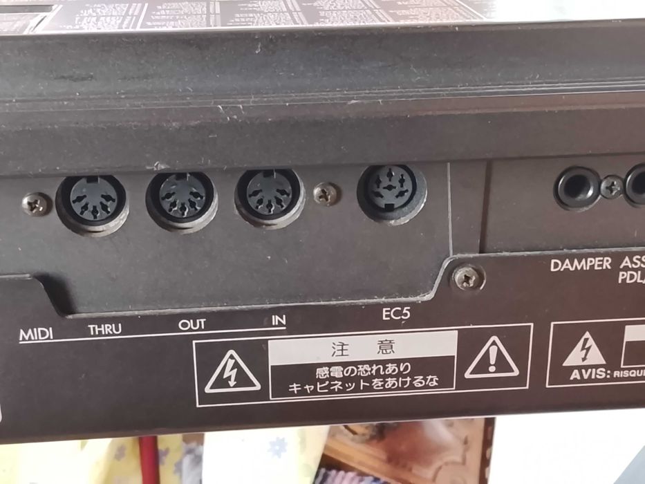 Teclado marca Korg I5S em bom estado
