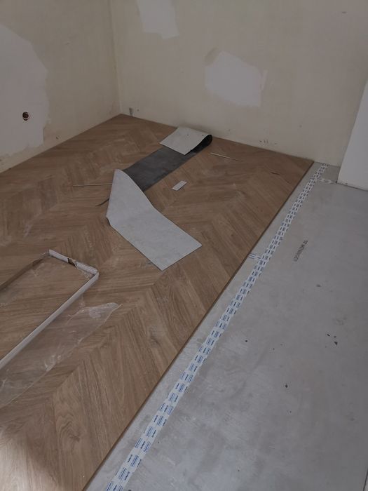 Układanie paneli podłogowych