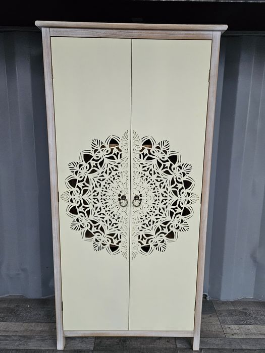 Nieduża szafa półki kremowa rozeta