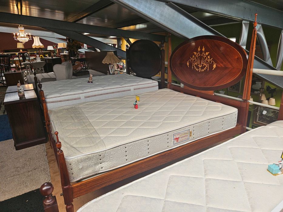 Cama antiga estilo D. Maria com estrado e colchão - Bom estado