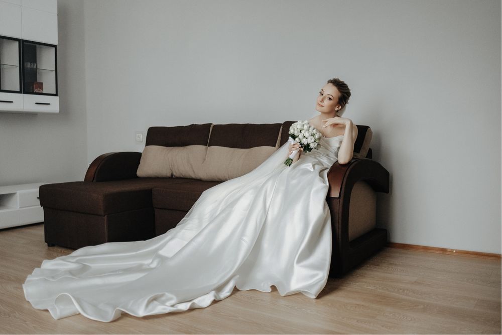 Елегантна весільна сукня мінімалізм