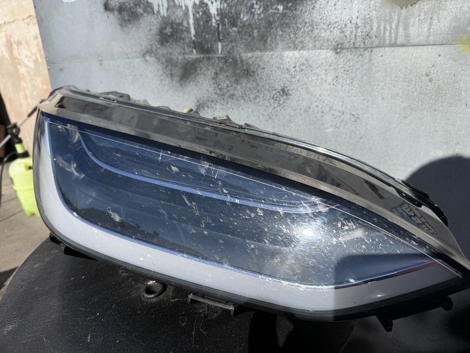 Передня права фара до tesla model X