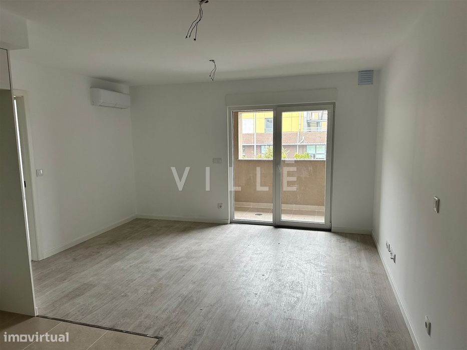 Apartamento T2 NOVO, com varanda, cozinha equipada e ar condicionado