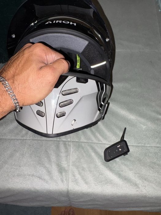 Capacete AIROH com intercomunicador