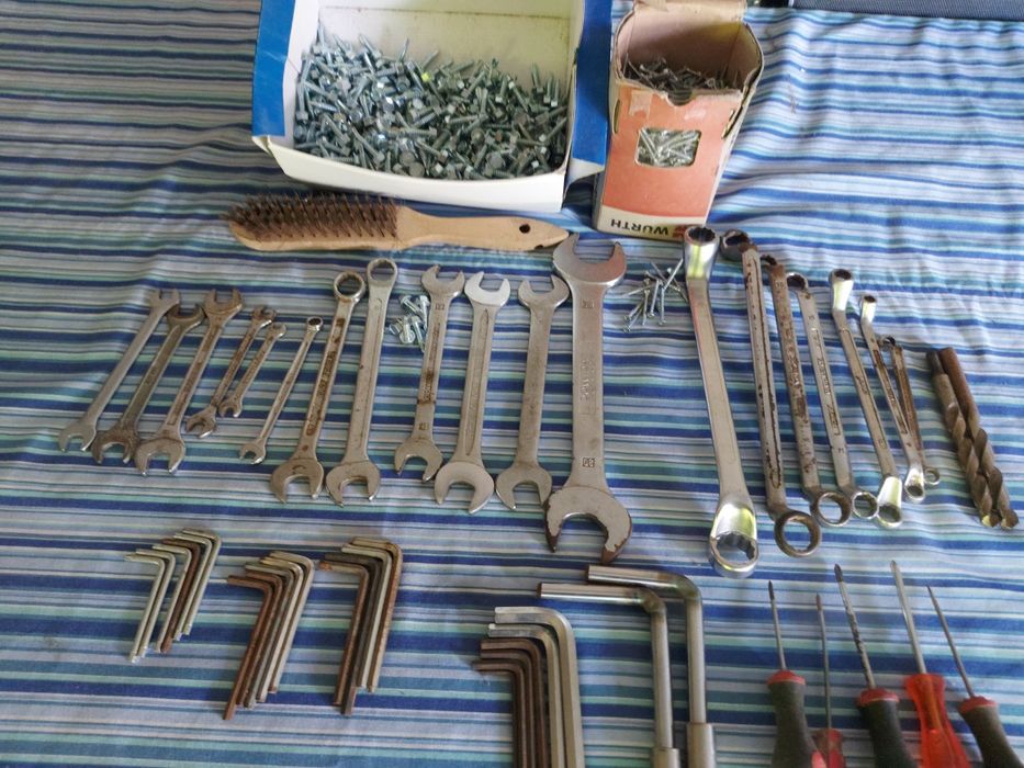 Parafusos de rosca para ferro e várias chaves de bocas e lunetas e cha