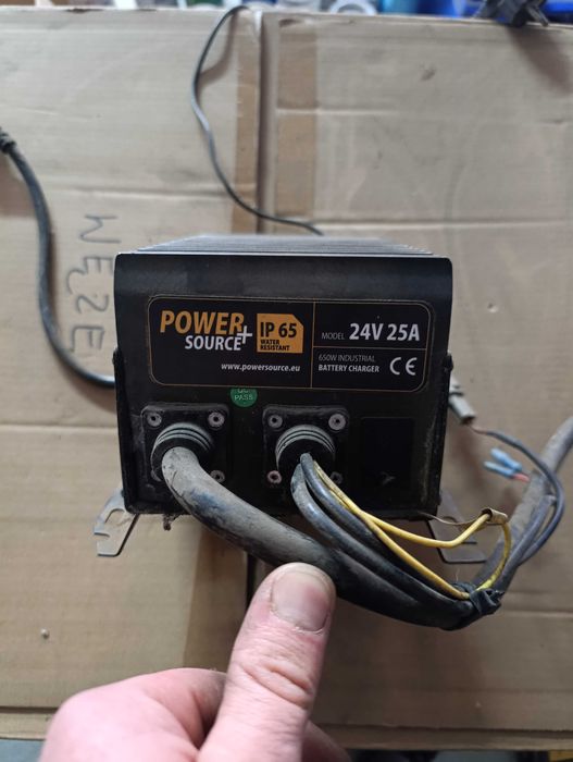 Ładowarka prostownik 24V 25A do akumulatorów trakcyjnych wózki widłowe