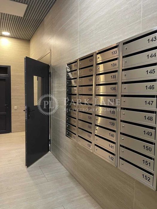 Продаж трьохкімнатної квартири в ЖК Ярославів Град без ремонту