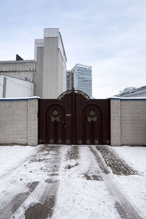 Оренда 4-поверхової офісної будівлі з закритою територією