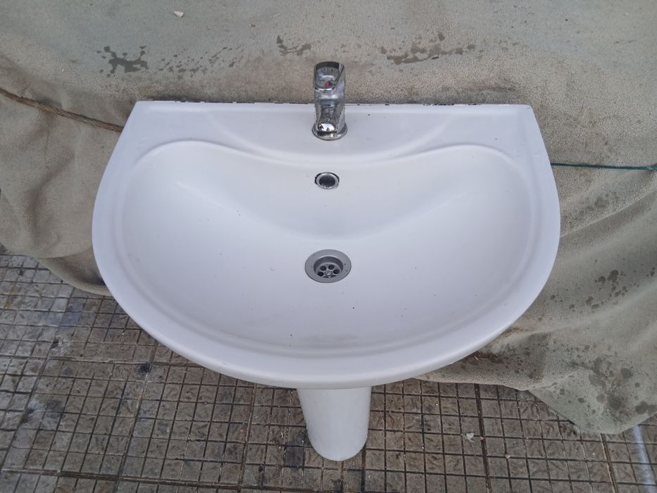 Lavatorio de pé com torneira misturadora