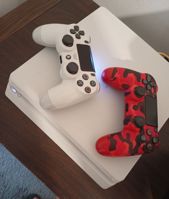 PS4 Branco com dois comandos como novo +  2 jogos.