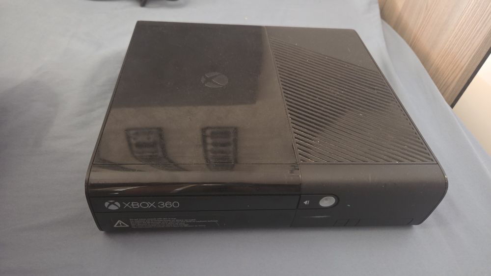 Xbox 360 E  500GB RGH3 Pad, Zasilacz