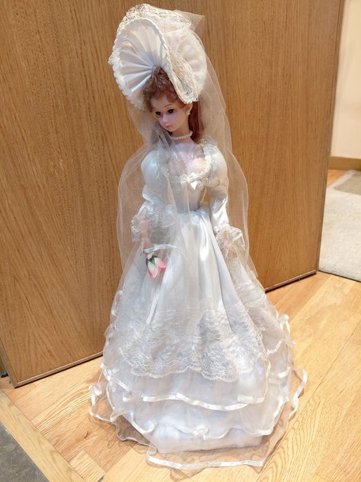 Boneca noiva de porcelana