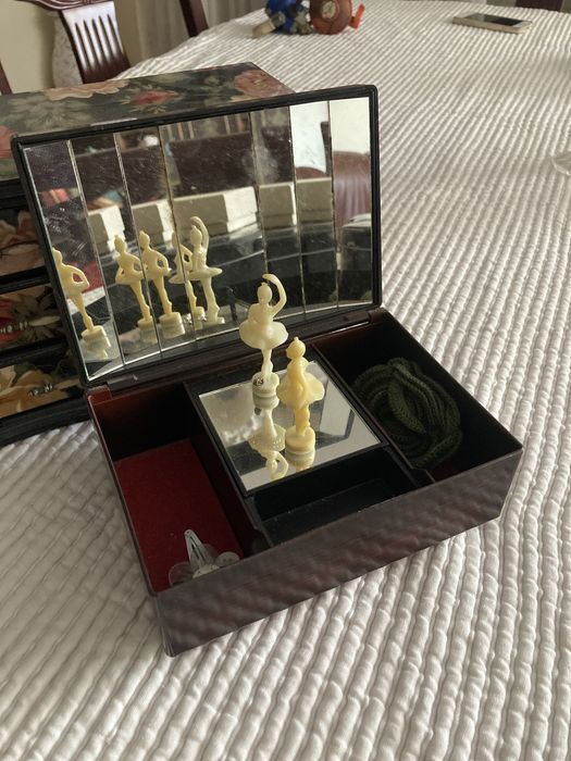 Guarda joias e caixa musica antiga de corda lago cisnes swan lake