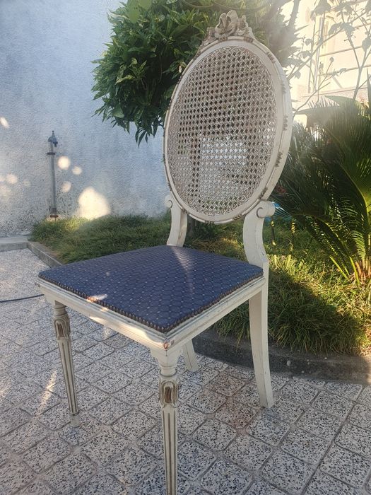 Cadeira antiga em madeira