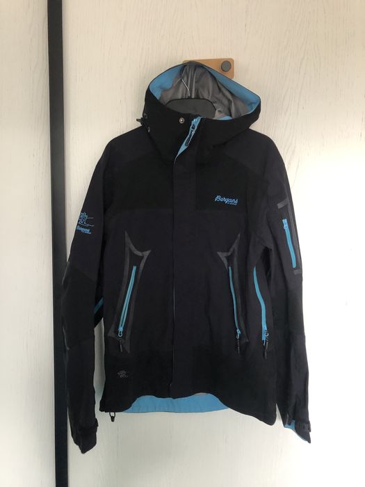 Czarna kurtka termiczna bergans uniwersalna z kapturem deszczowka w bd