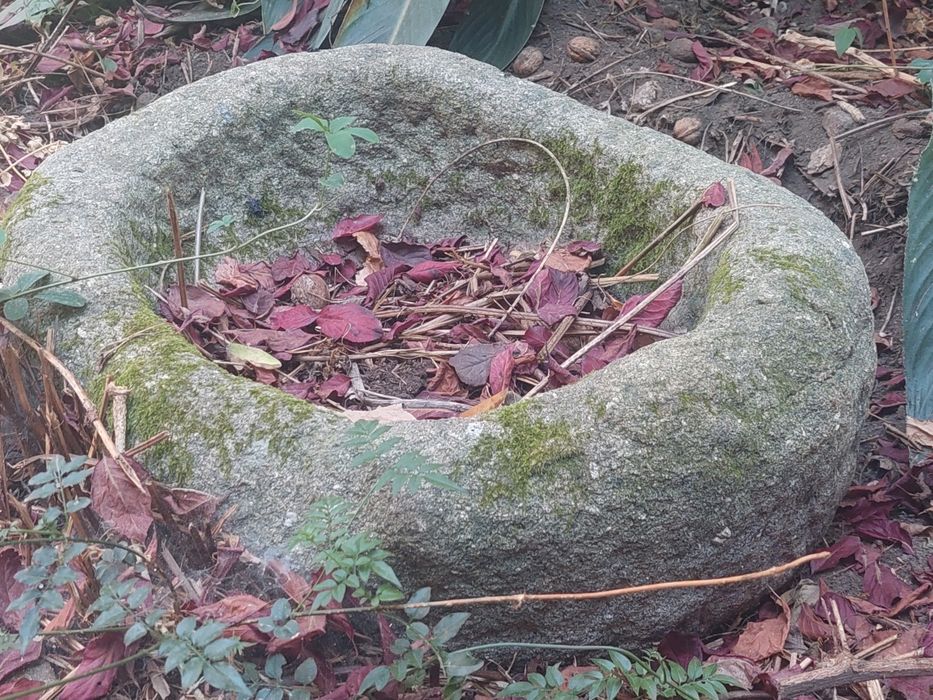 Pia  antiga em pedra rústica