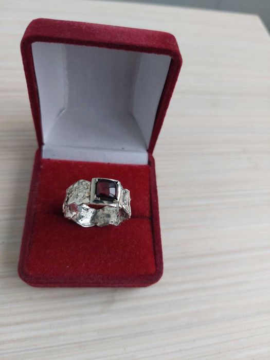 серебряное ,мужское,  грубое брутальное кольцо с натуральным гранатом