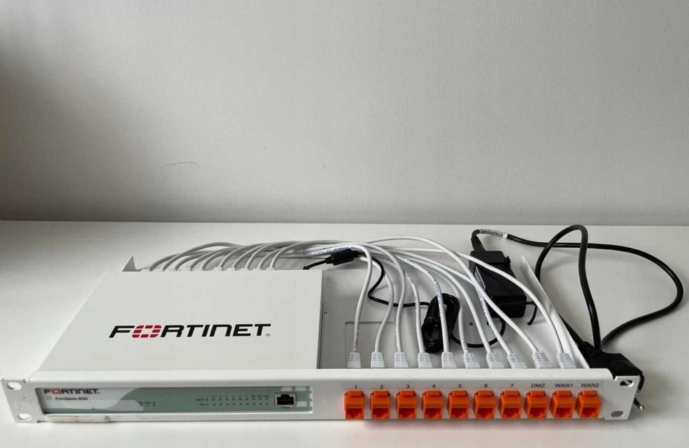 Fortinet FortiGate FG-60D – Firewall UTM + Rack Kit + Patchcordy