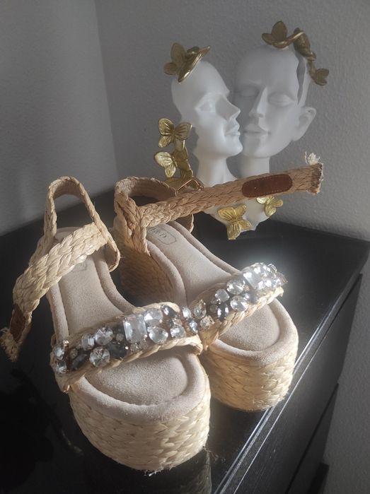 Sandálias 37 com brilhantes