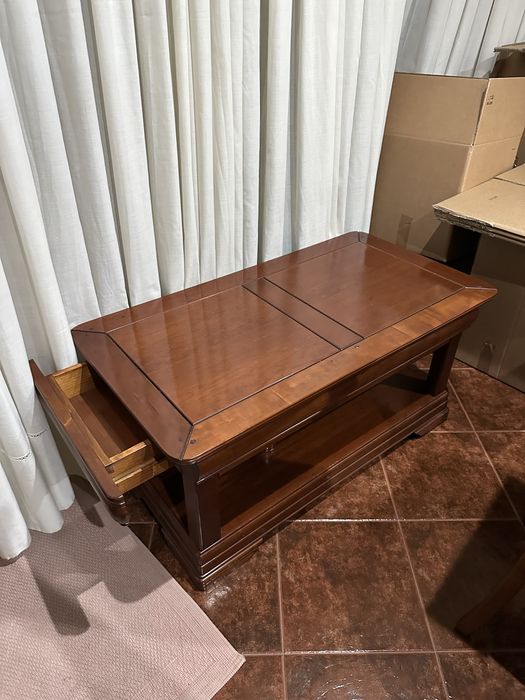 Mesa de centro com gavetas