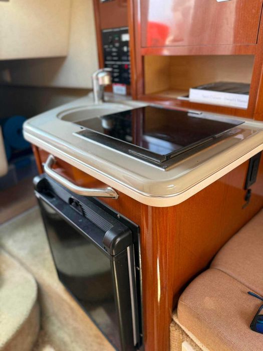 motorówka Sea Ray Sundancer 240 2011 – 190 MTH, FL przyczepa 5.0 Mercruiser