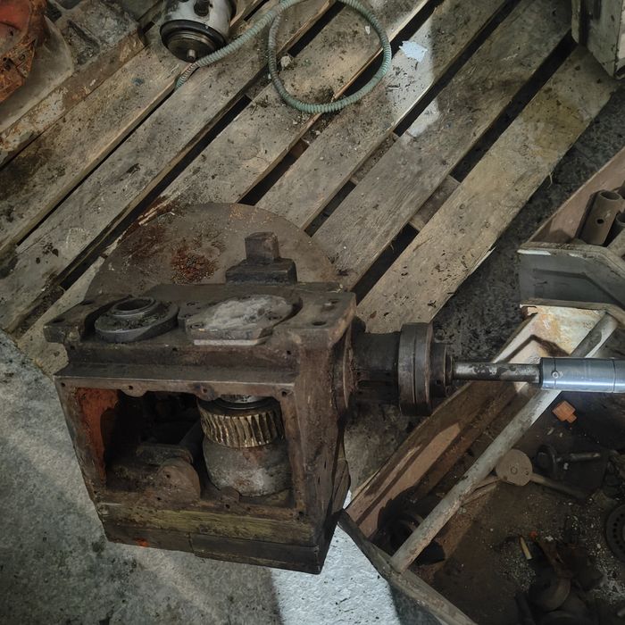 Винт регулировочный на прес кривошипный, серьга на фрезерный.