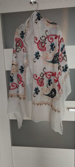 Biały szal haftowany