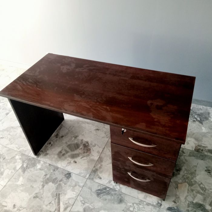 Продаю шикарный письменный стол.