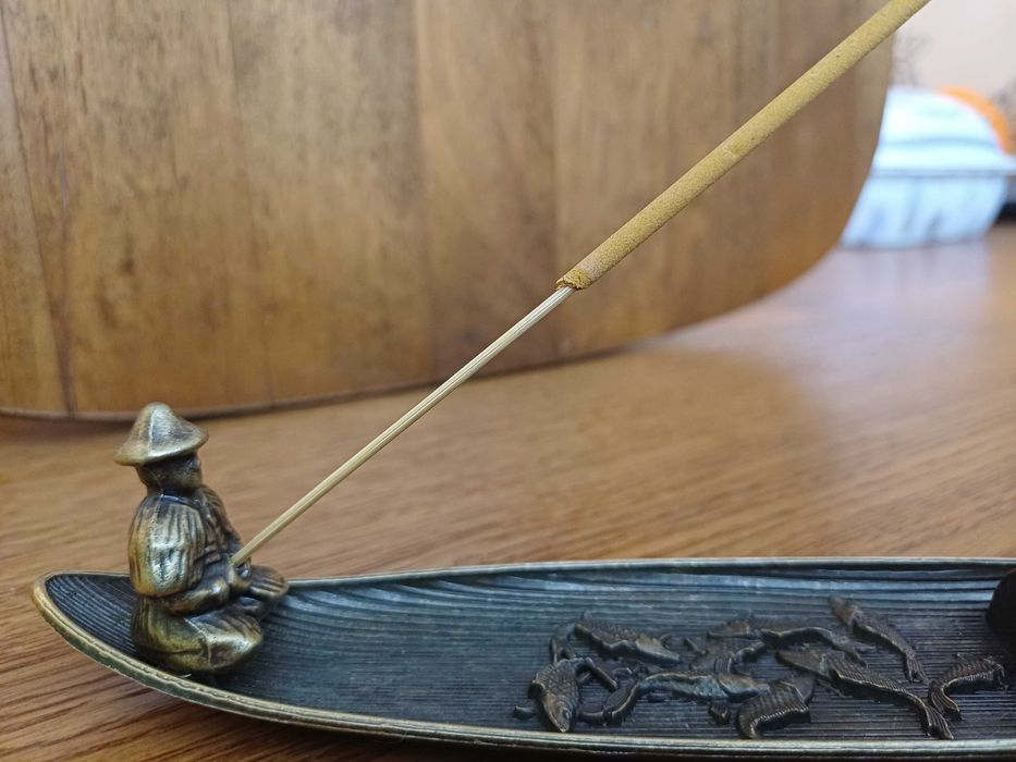 Śliczna duża łódz rybacka z wędkarzem i rybami