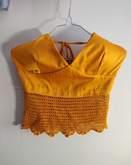 Crop Top amarelo torrado marca Inside, com aplique feito em crochet