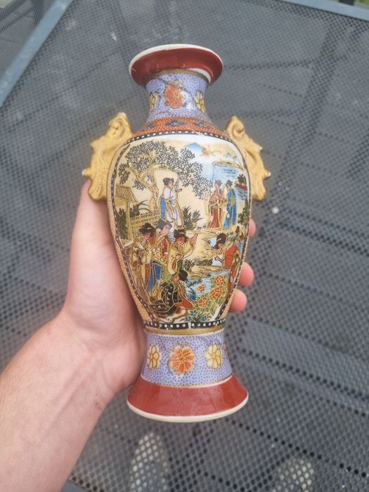 Piękny antyczny zdobiony wazon