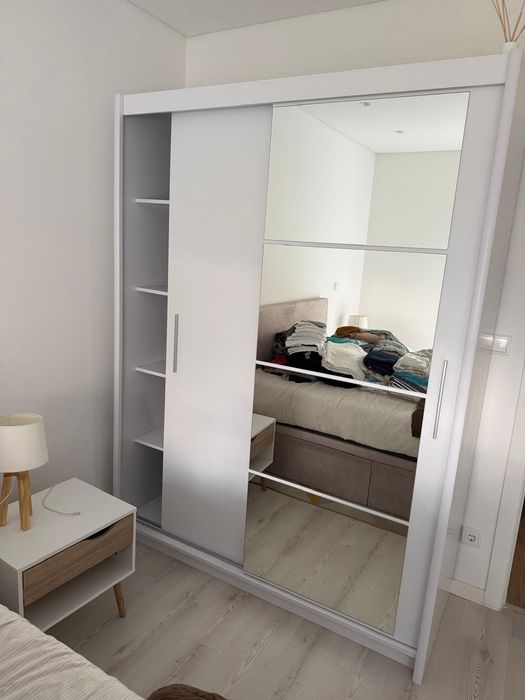 Roupeiro Branco com Portas Espelhadas – Como Novo