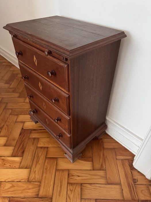 Pequena comoda ou mesa cabeceira madeira macica