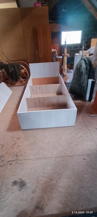 Łóżko, meble, koce