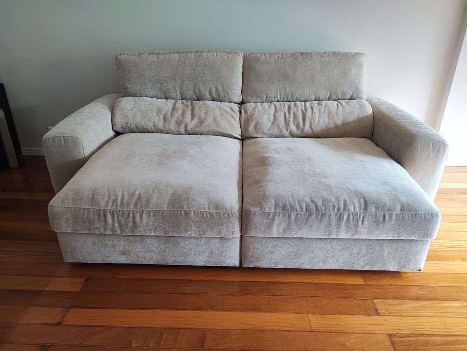 Sofá Conforama Landon bege 3 lugares conversível em cama