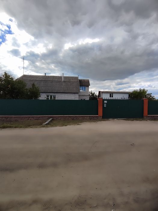 Продається цегляний двоповерховий будинок в м.Малин