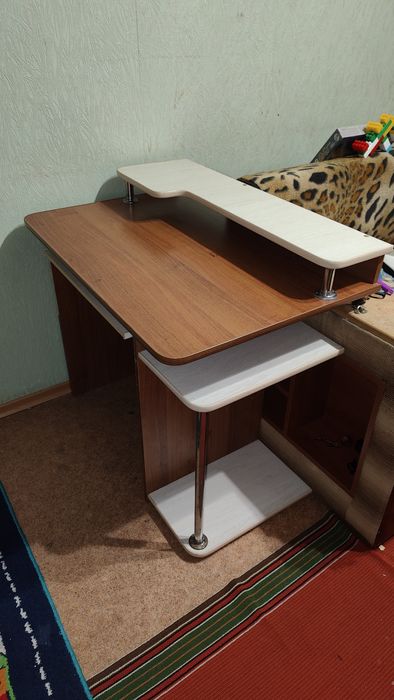 Комп'ютерний стіл