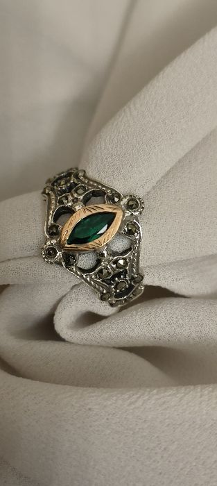 Anel antigo em prata com marcassitas e pedra verde