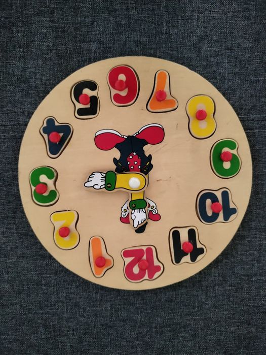 Relógio madeira bom estado e bonecos