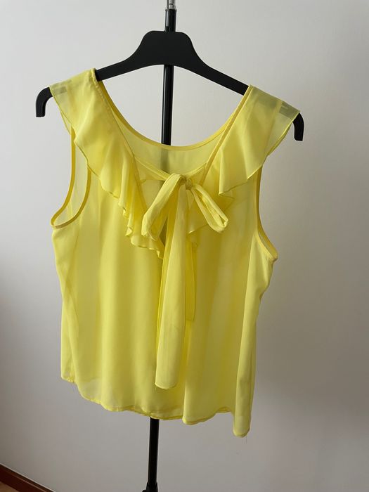 Blusa amarela com laço