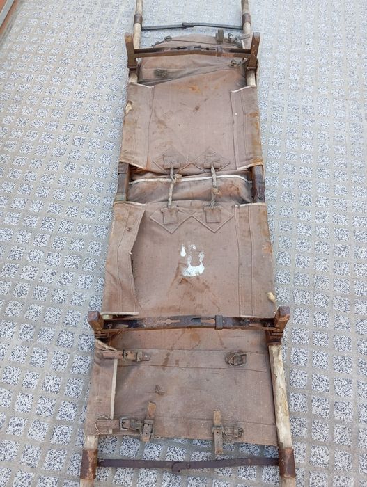 Maca do exercito antiga e caixa explosivos