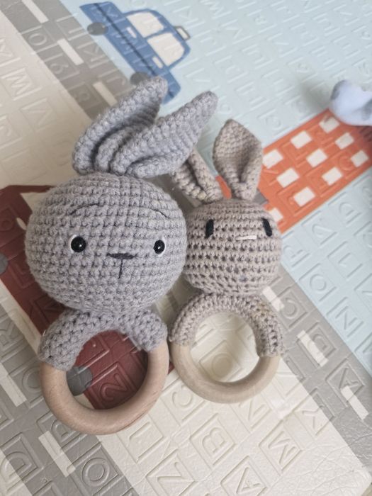 В'язані іграшки зайці